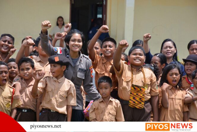 
					Satgas Humas Ops Damai Cartenz Berbagi Kecerian Bersama Murid SD Torsina Timika