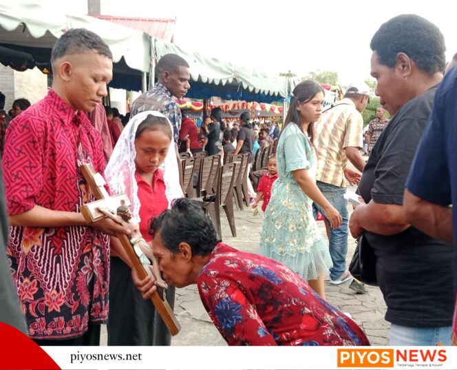 
					Ribuan Umat Katolik Khusuk Ikuti Prosesi Penciuman Salib 