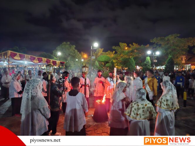 
					Lilin Paskah Dinyalakan, 99 Orang Katekumen Dibaptis, Uskup Mgr. Bernardus Ajak Umat Katolik Renungkan Dua Hal Penting 