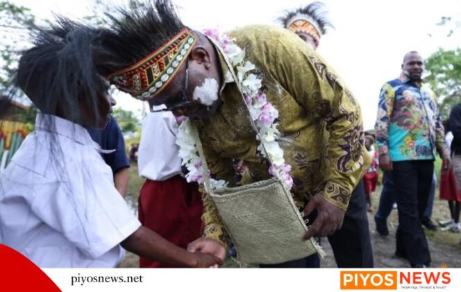 
					Suasana Saat Gubernur Papua Tengah, Meki Nawipa berjabat tangan dengan siswa SD di kokonao. 