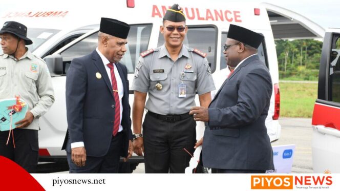
					Gubernur Papua Tengah Meki Fritz Nawipa, SH menyerahkan secara simbolis kartu KO SEHAT kepada salah seorang warga binaan Lapas Klas IIB Nabire