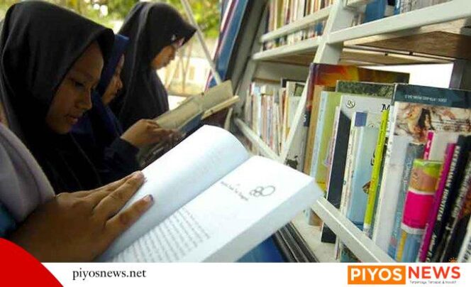 
					Sejumlah anak membaca buku di mobil perpustakaan (FOTO: ANTARA)