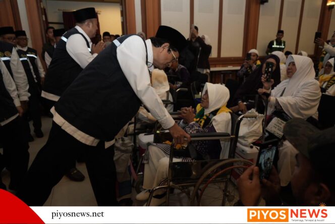 
					Lepas Jemaah Haji Kloter Perdana 2025, Menag: Jaga Niat dan Kesehatan