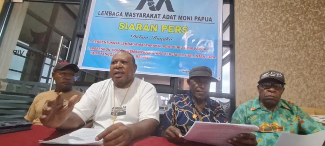 
					Tampak Ketua Umum LEMAADSUMOPA, Thomas Sondegau (kaos putih) didampingi Kepala Suku Masyarakat Adat Wolani, Harun Agimbau dan Ketua DPD LEMAADSUMOPA Kabupaten Nabire, Moses Yatipai. ( Foto : Beritapapua.co )