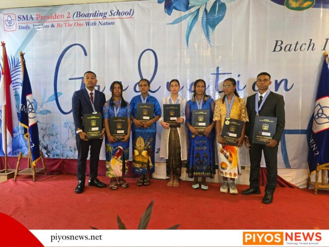 
					Buah Tangan Meki Nawipa, 9 Siswa Paniai Lulus dari SMA President 2 Tahun 2025