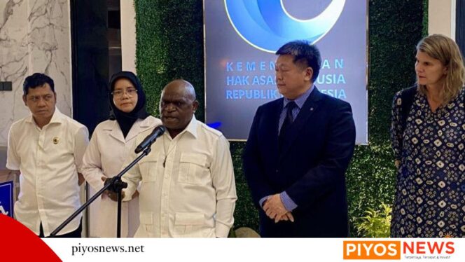 
					Menteri HAM Natalius Pigai (tengah) menyampaikan keterangan kepada pers usai menerima kunjungan Perwakilan UNHCR untuk Indonesia Francis Teoh (kedua kanan) beserta rombongan di Kantor Kementerian HAM, Jakarta, Rabu (4/6/2025). (ANTARA/Fath Putra Mulya)