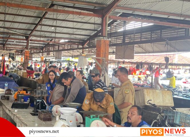 
					Disperindag Tarik Timbangan Pedagang Yang Tidak Layak Digunakan