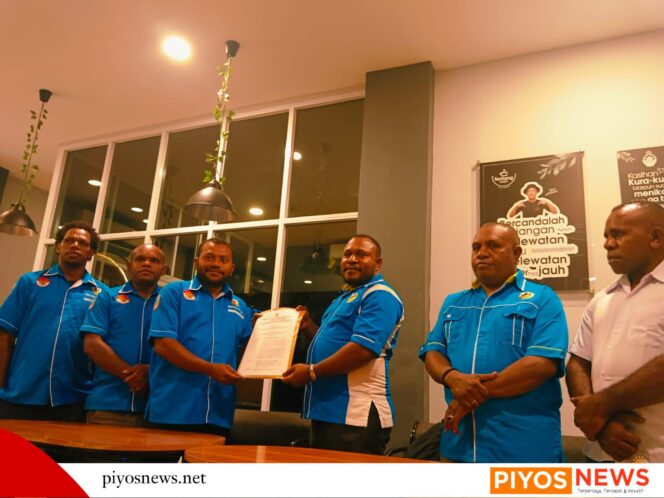 
					DPD KNPI Papua Tengah Resmi Serahkan SK Panitia Musda I 