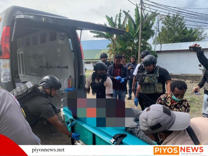 
					Personel Satgas Ops Damai Cartenz saat melakukan olah TKP dan mengevakuasi korban penembakan