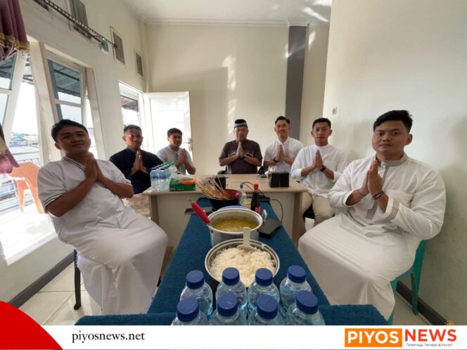 
					Suasana sederhana personel Satgas Humas ODC dalam kegiatan tasyakuran Idul Adha. 