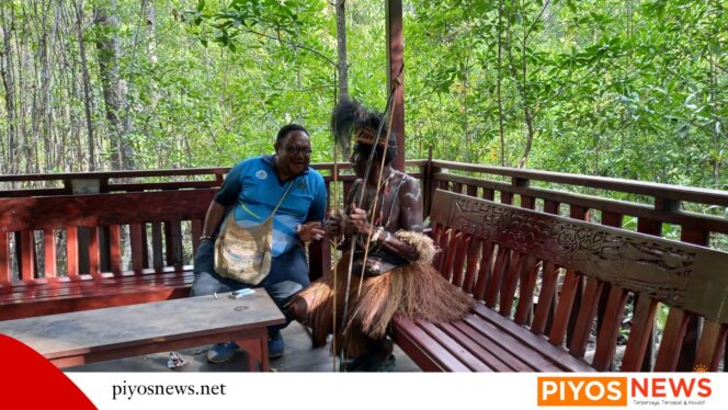 
					Suasana di Wisata mangrove di Timika
