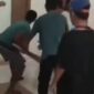 Viral massa menggeruduk bangunan