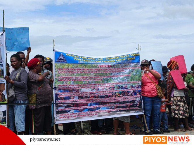 
					Datangi Kantor Gubernur Papua Tengah, Puluhan Pencaker OAP Tagih Janji Gubernur “Kami Mau Jadi Tuan di Tanah Sendiri”
