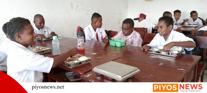
					Wajah Ceria Siswa SD Inpres Nawaripi Nikmati Makan Bergizi Gratis