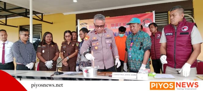 
					Polres Mimika Musnahkan BB 69,51 Gram Sabu Milik Dua Tersangka ke Dalam Air