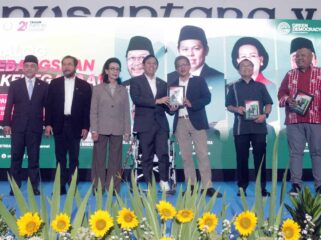 Ketua DPD Sultan Baktiar Najamudin (tengah) didampingi Wakil Ketua DPD GKR Hemas (ketiga kiri), Tamsil Linrung (kiri), Yorrys Raweyai (kedua kiri), meyerahkan buku sebagi cinderamata kepada Akademisi Rocky Gerung (ketga kanan), Analis Komunikasi Politik/Founder Lembaga Survei KedaiKOPI Hendri Satrio (kanan) dan Guru Besar IPDN/Pakar Otonomi Daerah Djohermansyah Djohan (kedua kanan), sebelum Dialog Kebangsaan dan Kenegaraan yang bertajuk 