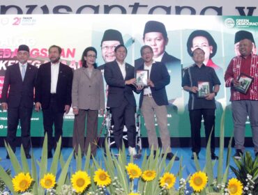 Ketua DPD Sultan Baktiar Najamudin (tengah) didampingi Wakil Ketua DPD GKR Hemas (ketiga kiri), Tamsil Linrung (kiri), Yorrys Raweyai (kedua kiri), meyerahkan buku sebagi cinderamata kepada Akademisi Rocky Gerung (ketga kanan), Analis Komunikasi Politik/Founder Lembaga Survei KedaiKOPI Hendri Satrio (kanan) dan Guru Besar IPDN/Pakar Otonomi Daerah Djohermansyah Djohan (kedua kanan), sebelum Dialog Kebangsaan dan Kenegaraan yang bertajuk 