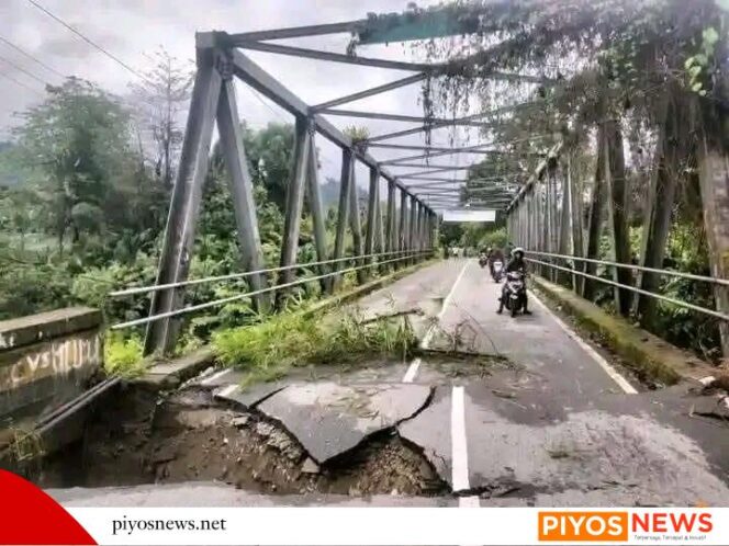 
					Jembatan Kali Harapan Nabarua di Nabire Miring Dihantam Banjir, Akses Roda Empat Terputus