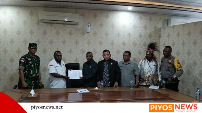 
					Sikapi Pembakaran Mahkota Papua, DAD Timika Sampaikan Tuntutan Ke DPRK