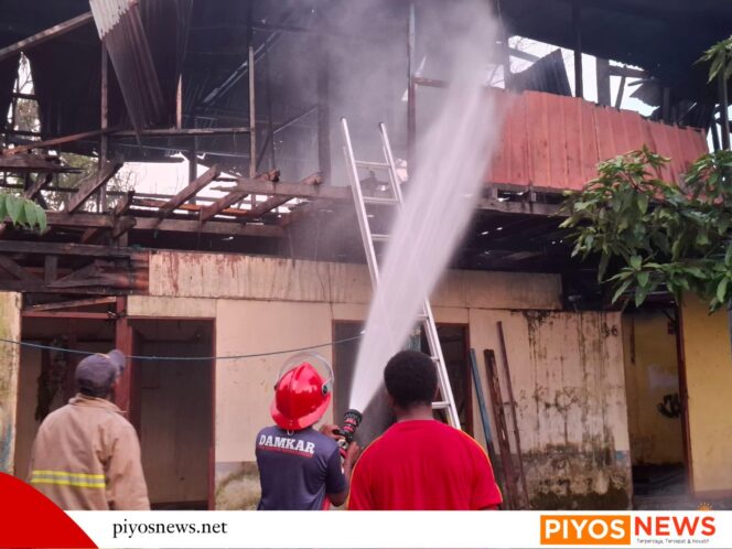 
					Bangunan Kosong Lantai Dua di Jln. C. Heatubun Terbakar, BPBD Turunkan 6 Armada Pemadam Kebakaran 