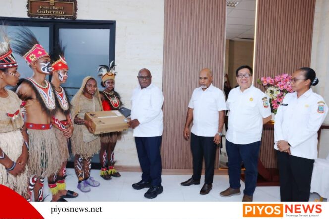 
					Gubernur Papua Tengah Serahkan Bantuan Laptop kepada Peserta Festival Budaya Pelajar 2025