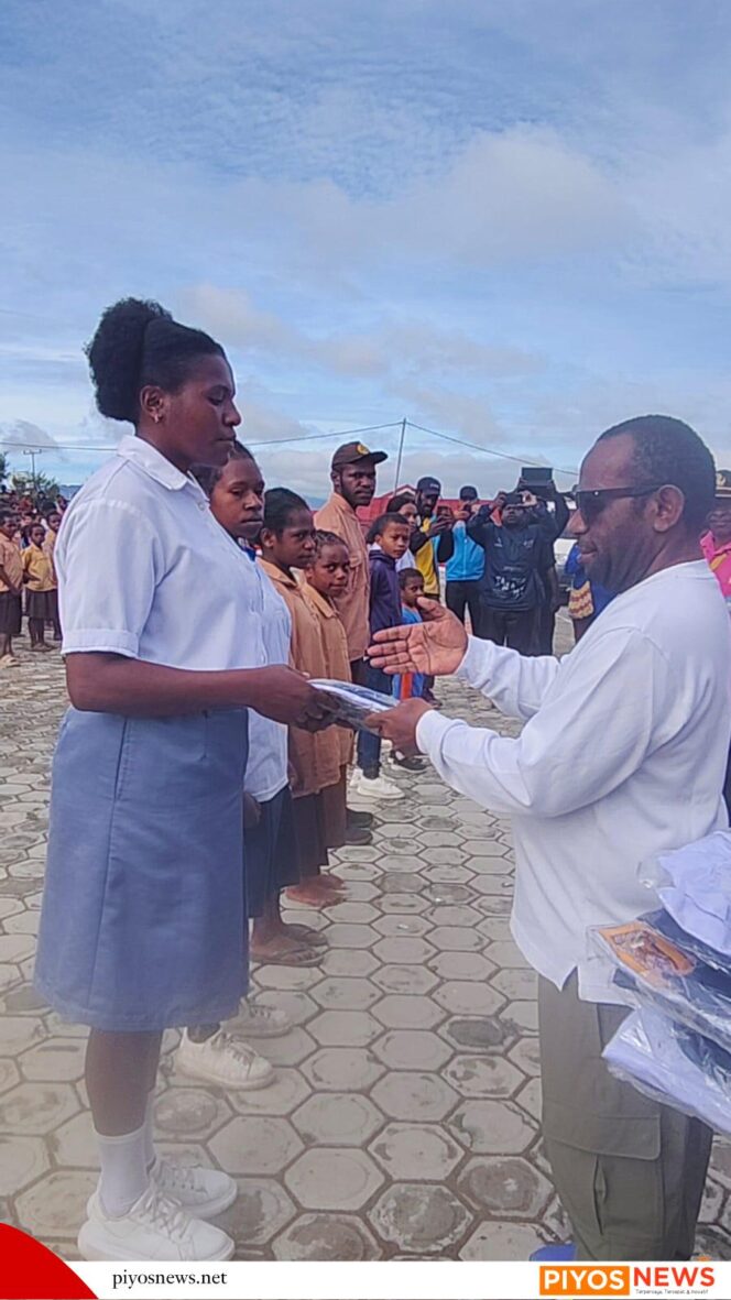 
					Komitmen Tingkatkan Mutu Pendidikan, Pemkab Deiyai Bagikan Seragam Gratis untuk Pelajar