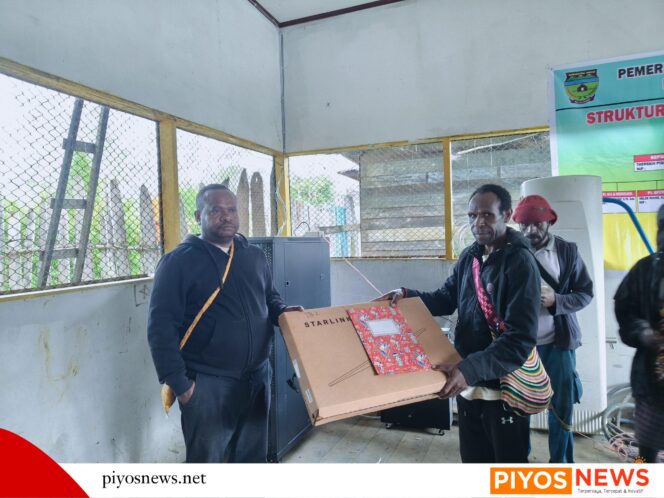 
					Perkuat Layanan Masyarakat, Kadis Kominfo Deiyai Salurkan Tiga Unit Starlink Kepada Warga Wagomani 