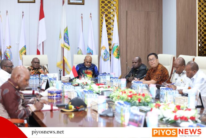 
					Tiga Bupati Diperintahkan Utus Tim Harmonisasi ke Kapiraya, Gubernur Meki: Apapun Ceritanya Harus Buat Tapal Batas Adat 
