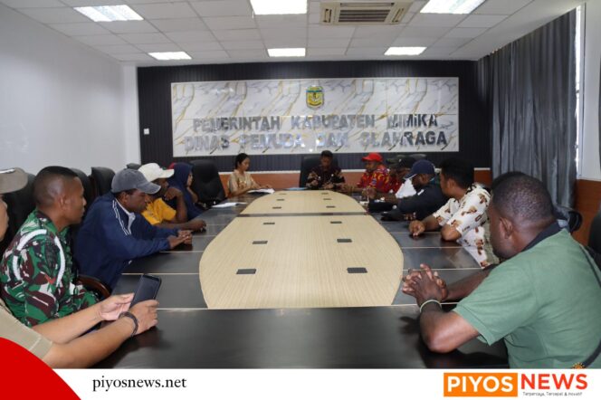 
					Jadi Tuan Rumah Liga 4 Papua Tengah 2026, Dispora-KONI-PSSI Mimika Gelar Kerja Bakti Massal