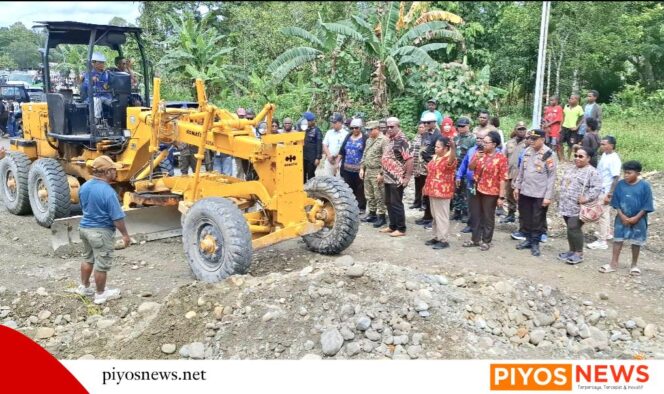
					Bupati dan Pemilik Tanah Buka Kembali Akses Jalan Petrosea Tembus Bandara Mozes Kilangin, Pastor Ibrani Gwijangge Memberkati Jalan 