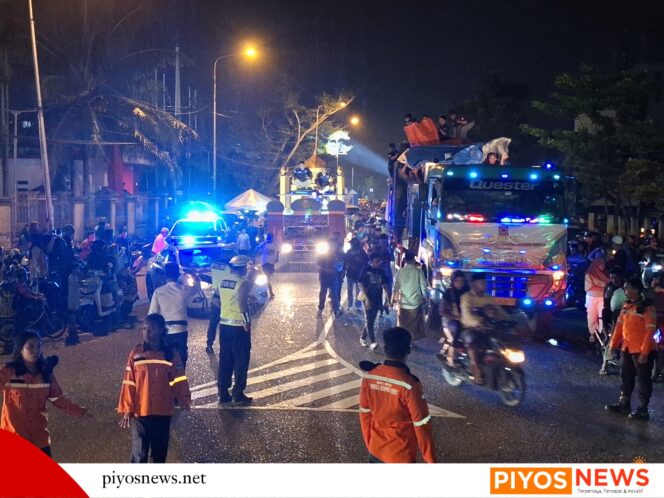 
					Diguyur Hujan, Pawai Takbiran di Timika Tetap Meriah dan Penuh Nuansa Toleransi