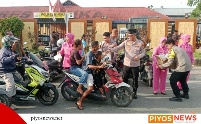 
					Bulan Penuh Berkah, Polres Mimika Bersama Bhayangkari Bagikan Ratusan Takjil Kepada Pengguna Jalan