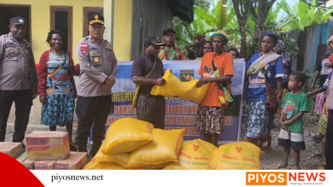 
					Pemerintah Deiyai dan Polres Serahkan Bantuan Bama bagi Warga Pengungsi di Timika