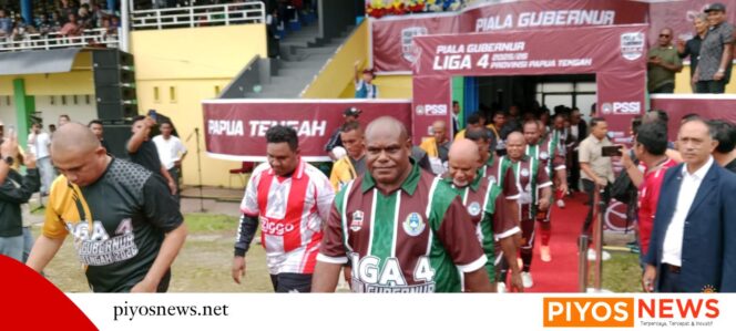 
					Pertandingan Eksebisi Pembukaan Liga 4, Gubernur Meki Borong Dua Gol