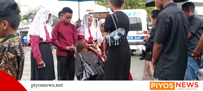 
					Diguyur Hujan, Umat Katolik Timika Tetap Khusyuk Ikuti Misa Jumat Agung