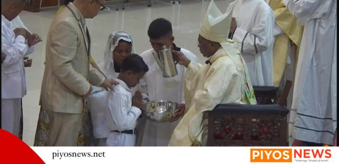 
					Perayaan Malam Paskah, di Gereja Katedral Tiga Raja, Uskup Baptis 60 Orang