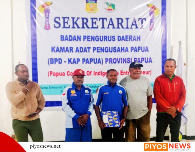 
					Telly Zet Rollo Menyerahkan SK Pelaksana Tugas : Yulianus Degei Pimpin Ketua KAPP Kabupaten Waropen
