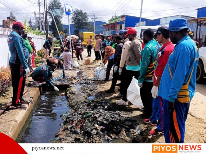 
					Sinergi Instansi, Petugas Gabungan Bersihkan Drainase di Kota Paniai