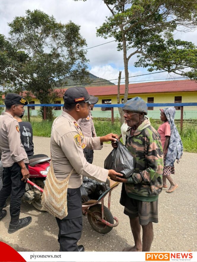 
					Perkuat Kepercayaan Publik, Polri Salurkan Sembako di Dogiyai