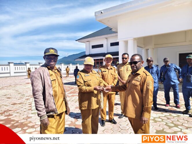 
					Bupati Deiyai Serahkan Kunci Aula Tuyana, Pengelolaan Resmi di Bawah Bidang Aset