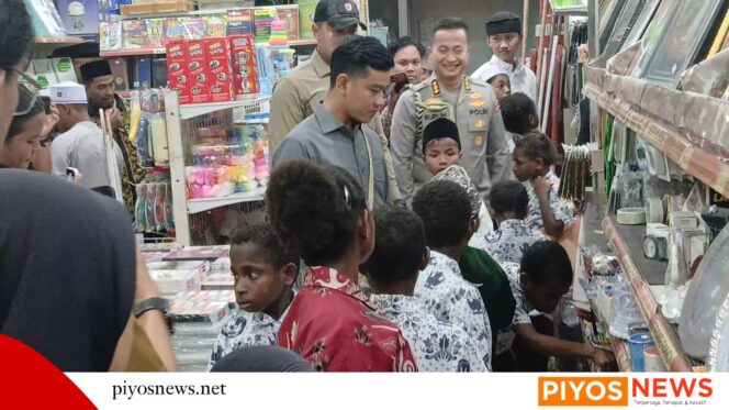 
					Kunjungi Toko Buku di Mimika, Wapres Gibran Disambut Antusias Warga