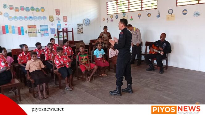 
					Brimob Tak Hanya Jaga Keamanan, Aktif Mengajar dan Berbagi Kasih di Kapiraya