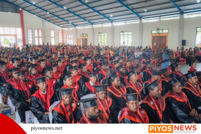 
					99 Wisudawan USWIM Nabire Resmi Sandang Gelar Sarjana, Gubernur Tekankan SDM Unggul dan Integritas