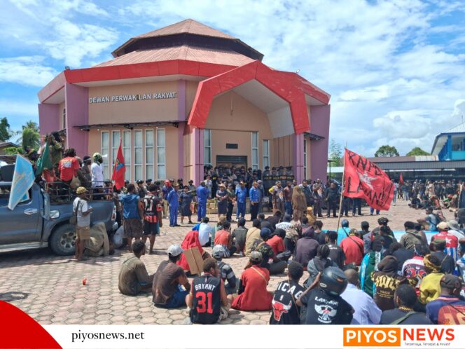 
					Desak Presiden RI Tarik Militer dan Usut Kematian Warga Sipil, DPR Tegaskan Siap Tindaklanjuti Aspirasi Mahasiswa dan Pelajar 