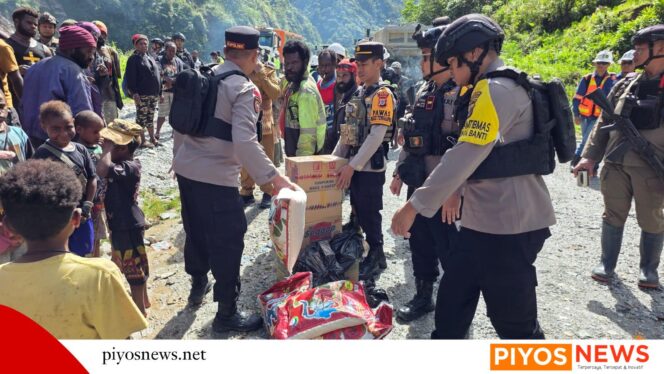 
					Kolaborasi Aparat Kepolisian dan Pemerintah Distrik Tembagapura Gerak Cepat Salurkan Bantuan Kepada Korban Longsor 