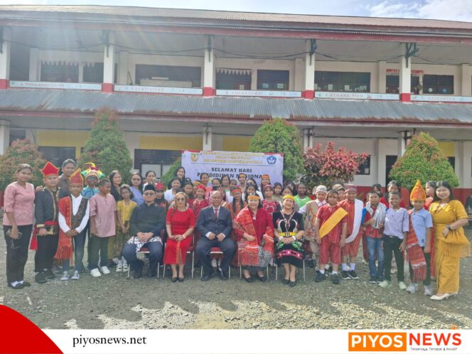 
					Hardiknas 2026, SD Inpres Koperapoka I Bagikan 970 Buku Tulis Kepada Siswa 
