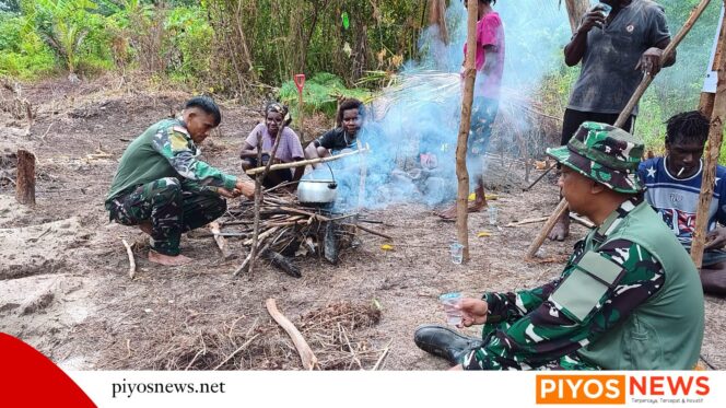 
					Dari Cangkul ke Cangkir Kopi, Kebersamaan Satgas TMMD dan Warga Keakwa Makin Akrab