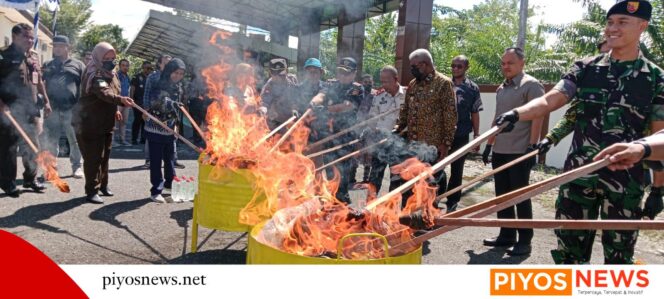 
					Puluhan Perkara Tuntas, Kejari Mimika Musnahkan Belasan Ribu Barang Bukti 
