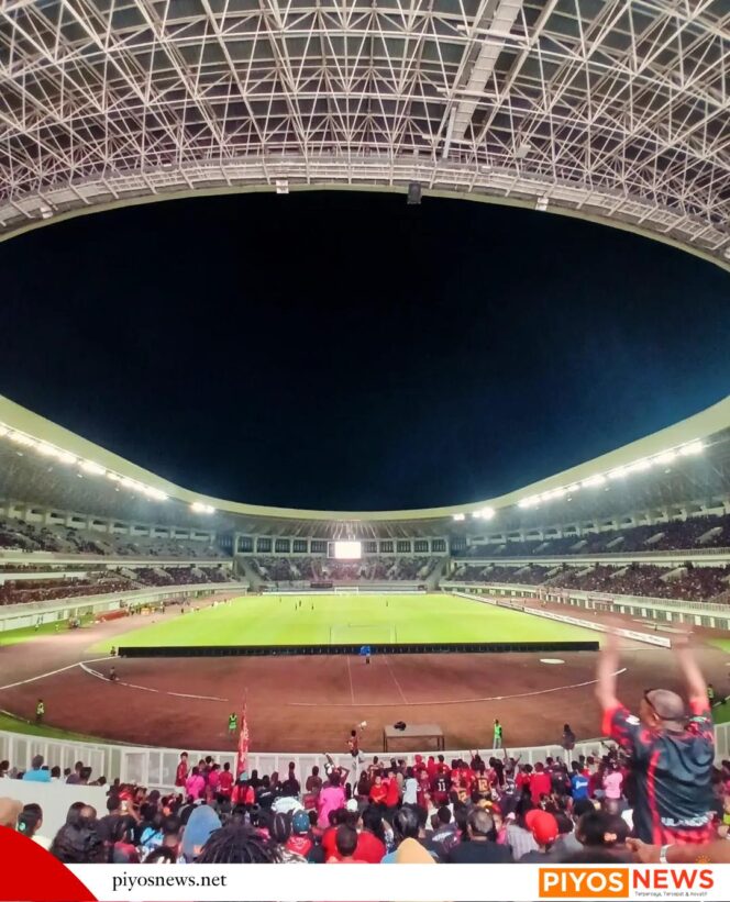 
					Persipura VS Adhyaksa Berakhir Ricuh : Pecinta Sepak Bola Papua Minta Evaluasi Manajemen PSSI Papua