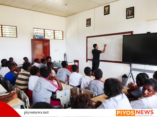 
					Jaga Generasi Emas Papua, Satgas TMMD Ke-128 Kodim 1710/Mimika Edukasi Pelajar Soal Bahaya Narkoba dan Lem Aibon